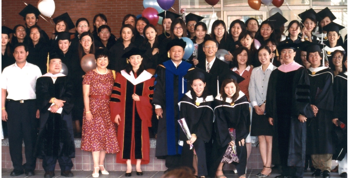 蔡敏老師與音樂系今年應屆畢業生合影留念,此情此景只待追憶..(另開新視窗/jpg檔)圖片