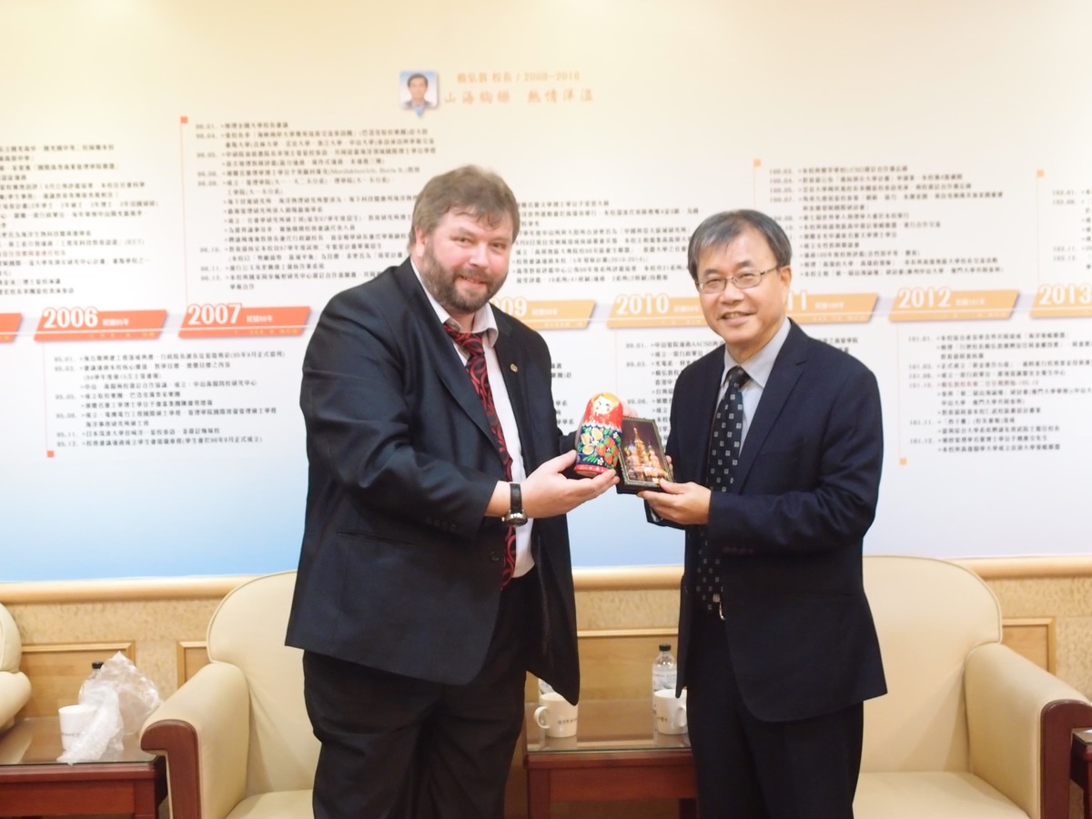 Peter Zavialov副所長致贈禮物(另開新視窗/jpg檔)圖片
