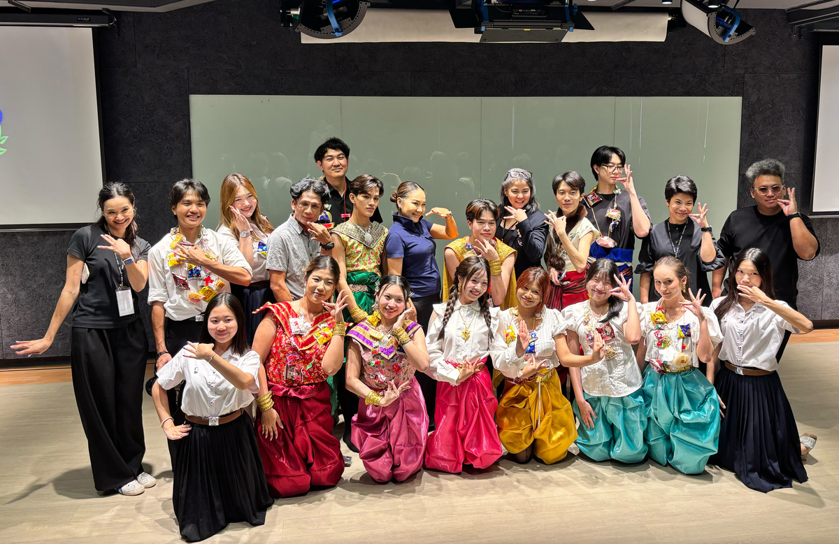 朱拉隆功大學14位學生分享「Likay Thai-Tai Esan Muanjai」特別演出。透過音樂、舞蹈、故事敘述、幽默和觀眾互動，介紹Likay的精神，這是一種廣受喜愛、代代相傳的泰國傳統表演藝術。(另開新視窗/jpg檔)圖片