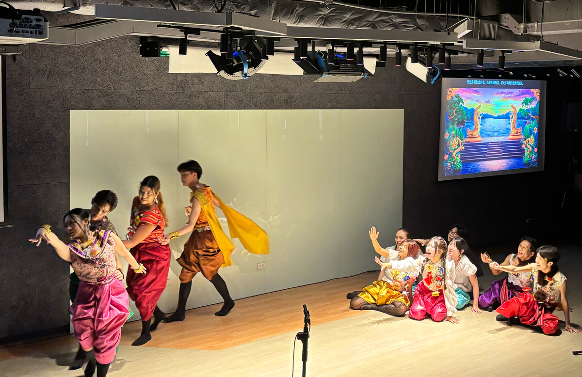 「Likay Thai-Tai Esan Muanjai」演出吸引不少跨院系學生欣賞，觀眾們以糖果花圈隨時打斷演出，獻給喜愛的演員，中山學子也深刻體會泰國表演藝術的互動與趣味。(另開新視窗/jpg檔)圖片