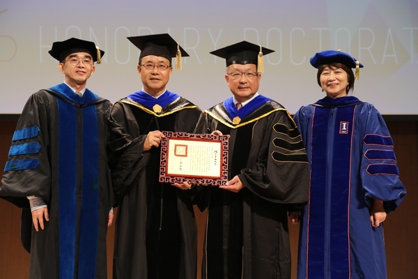 照片人物由左至右為：中山大學管理學院院長陳世哲、校長鄭英耀、龍慶鋼鐵公司董事長謝進南及教務長黃心雅。(另開新視窗/jpg檔)圖片