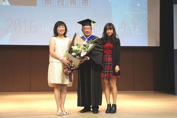 照片人物由左至右為謝進南名譽博士夫人鄭美緣、謝進南名譽博士及其千金謝依庭(另開新視窗/jpg檔)圖片