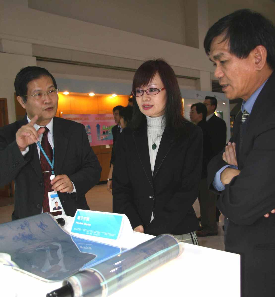 楊校長參觀工研院成果展示(另開新視窗/jpg檔)圖片