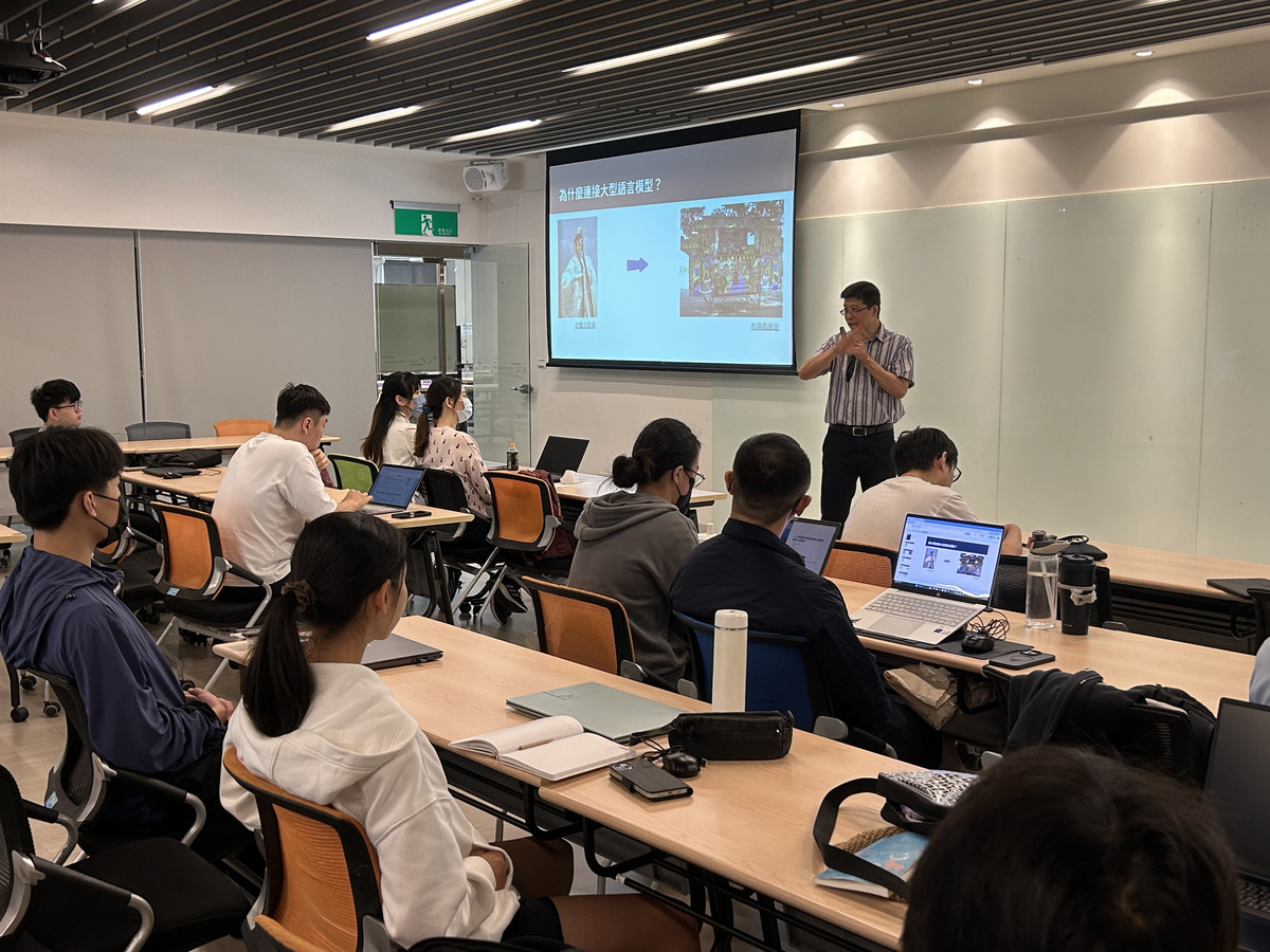 西灣學院基礎教育中心兼任助理教授許智超帶領學生實作智能助理(另開新視窗/jpg檔)圖片