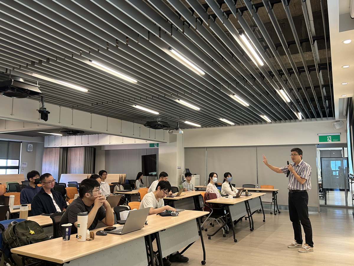 西灣學院基礎教育中心兼任助理教授許智超帶領學生實作智能助理(另開新視窗/jpg檔)圖片