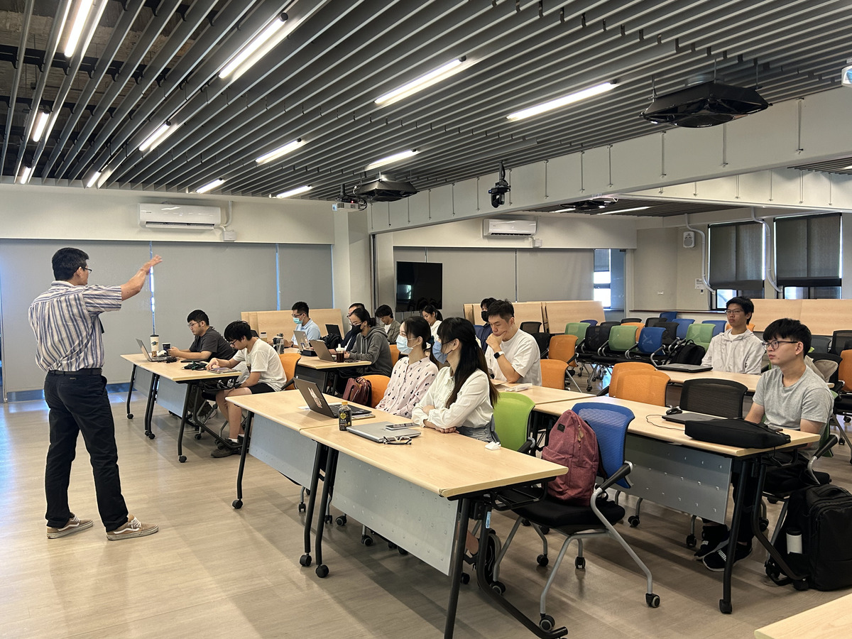 西灣學院基礎教育中心兼任助理教授許智超帶領學生實作智能助理(另開新視窗/jpg檔)圖片