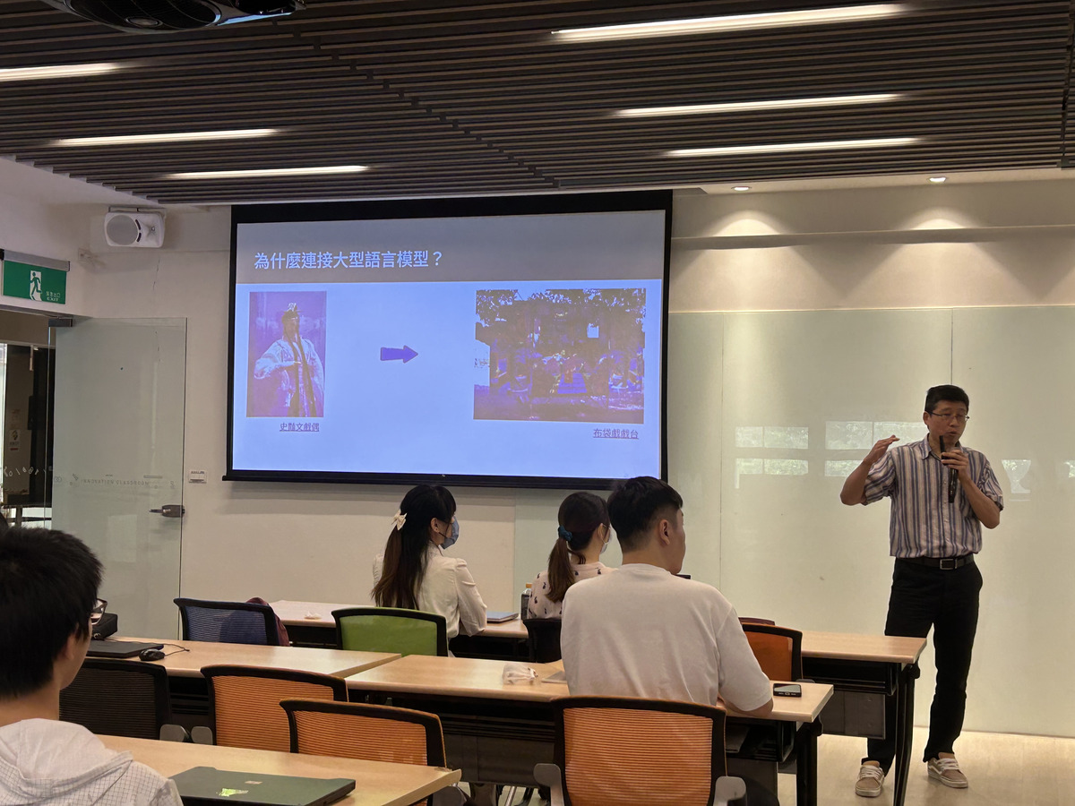 西灣學院基礎教育中心兼任助理教授許智超帶領學生實作智能助理(另開新視窗/jpg檔)圖片