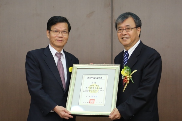 2016年由校長鄭英耀頒贈榮譽講座(另開新視窗/jpg檔)圖片