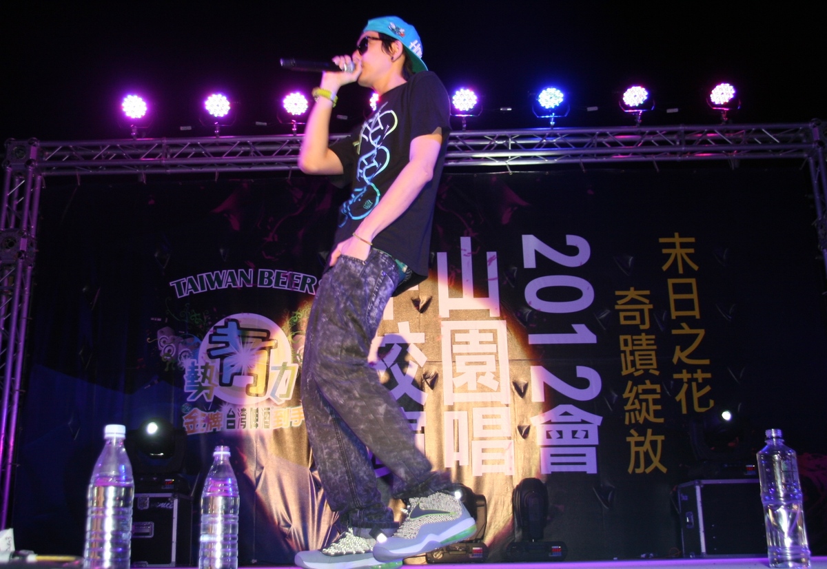 本土歌手蛋堡獲得滿堂喝采(另開新視窗/jpg檔)圖片