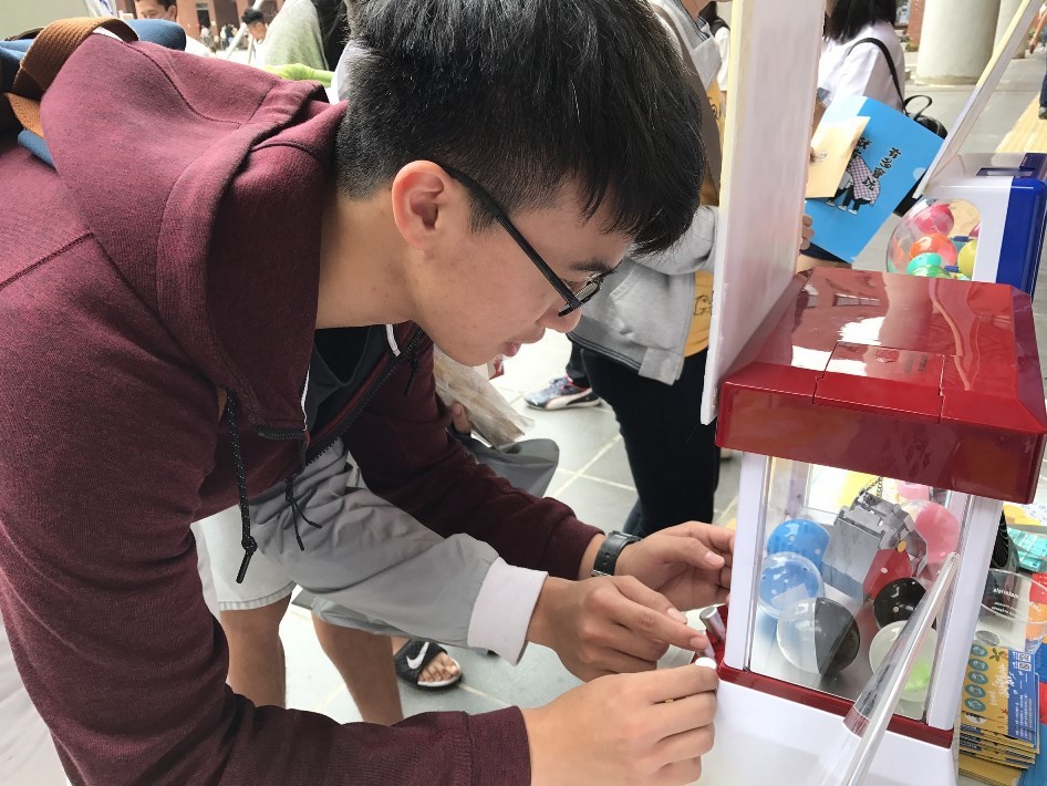 迷你夾娃娃機吸引人氣(另開新視窗/jpg檔)圖片