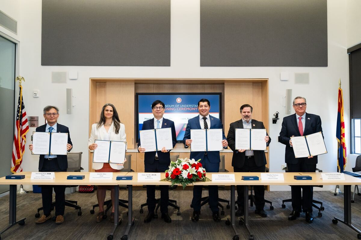 中山大學（左一為電機系主任謝耀慶）與亞利桑那州商務廳、皮馬郡府、土桑市政府及亞利桑那大學，在當地指標性歷史建築皮馬郡歷史法院，共同簽署「六方半導體生態系與全球人才夥伴合作備忘錄」。（圖片來源：高市府提供）(另開新視窗/jpg檔)圖片