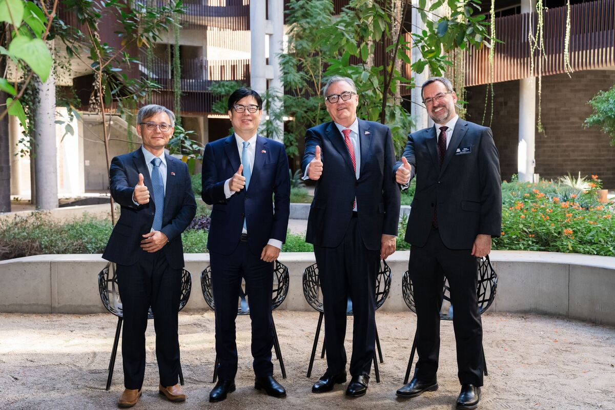 高雄市長陳其邁率市府團隊與中山大學代表，深入全球光學研究殿堂亞利桑那大學拜會。（前排由左至右為中山大學電機系主任謝耀慶、高雄市長陳其邁、亞利桑那大學研究與合作事務資深副校長托馬斯・迪亞斯・德拉魯比亞、亞利桑那大學光學科學學院院長布萊恩・安德森）（圖片來源：高市府提供）(另開新視窗/jpg檔)圖片