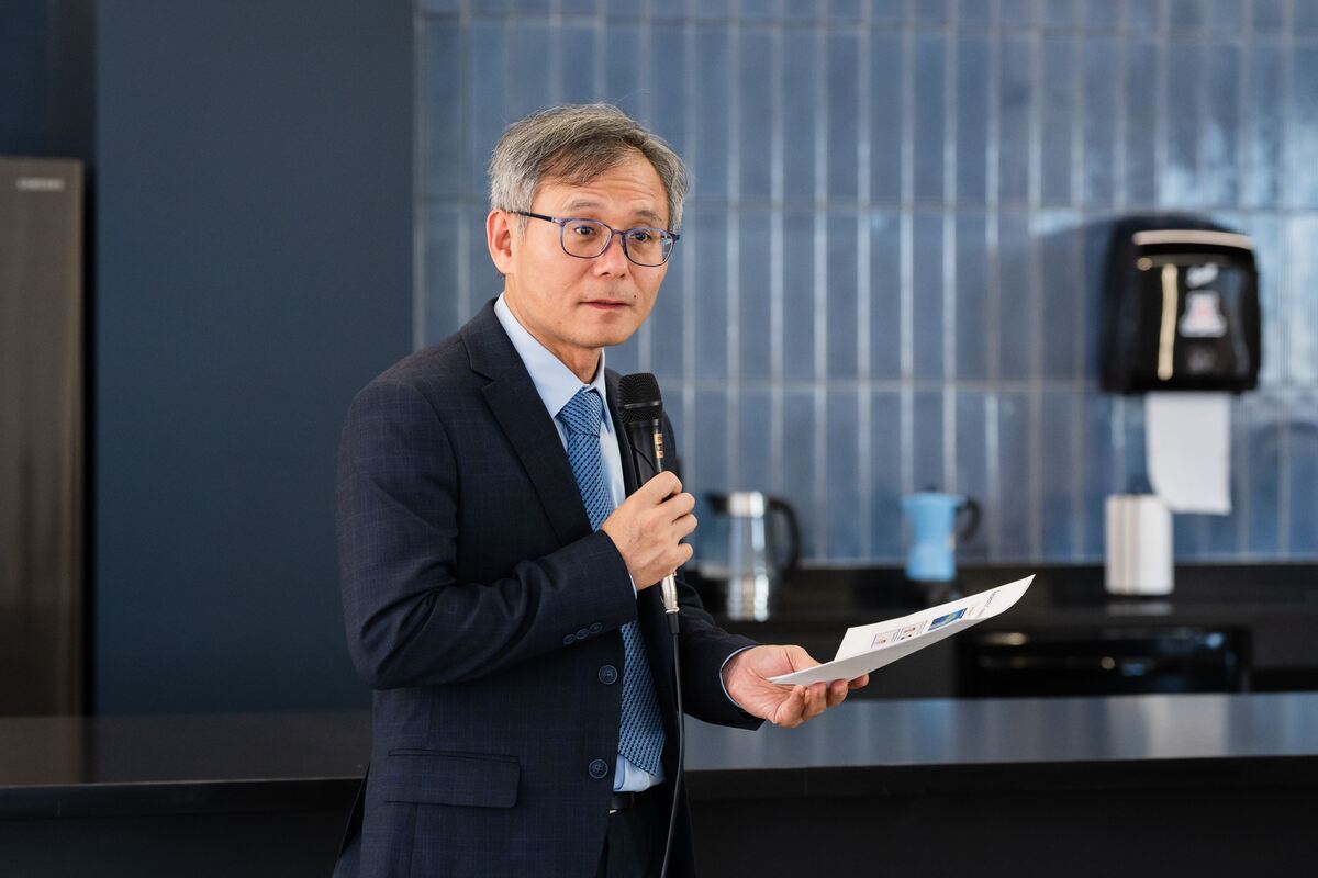 中山大學校長李志鵬指派電機系主任謝耀慶代表出訪，謝教授親自介紹半導體矽光子雄厚的教學與研究實力。（圖片來源：高市府提供）(另開新視窗/jpg檔)圖片