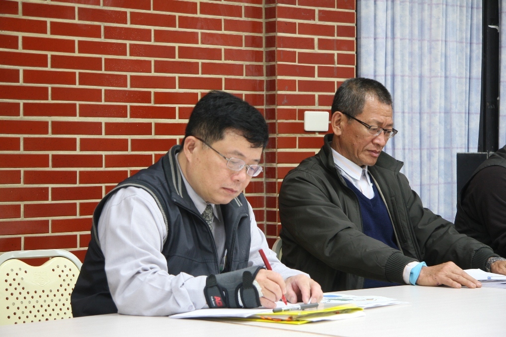 （左）學務長李清潭（右）宿舍服務中心主任出席座談會(另開新視窗/jpg檔)圖片