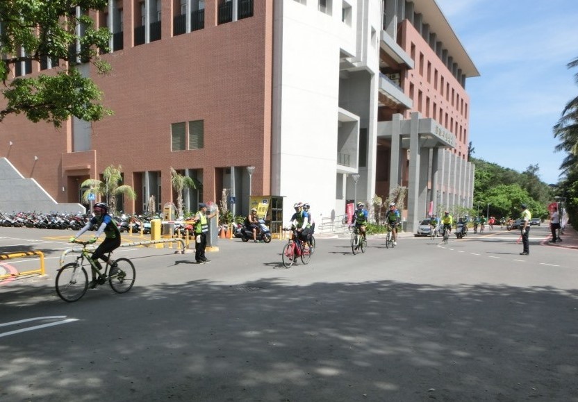 車隊抵達中山大學(另開新視窗/jpg檔)圖片