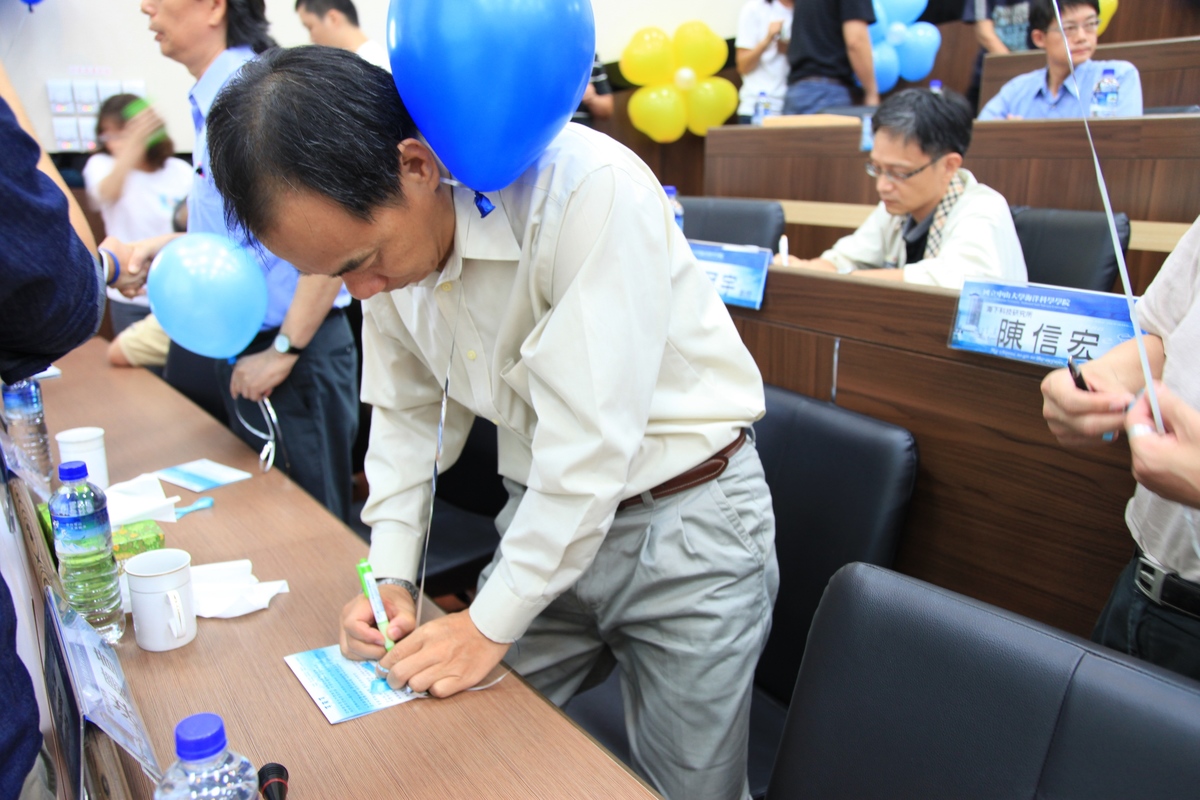 師長們在藍絲帶寫下祝福(另開新視窗/jpg檔)圖片