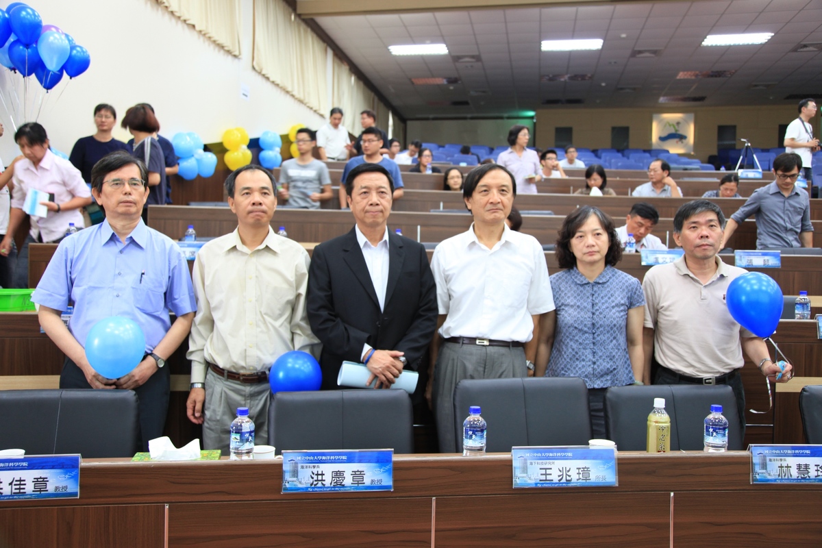 何爸爸與師長們合影(另開新視窗/jpg檔)圖片