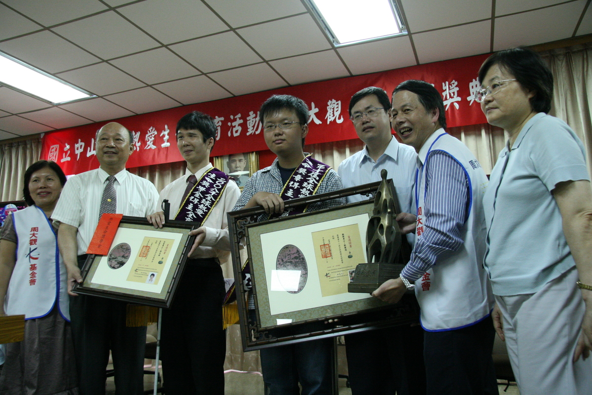 向政經系聽障生劉圖遠 教育所視障生郭志雄學習生命價值(另開新視窗/jpg檔)圖片