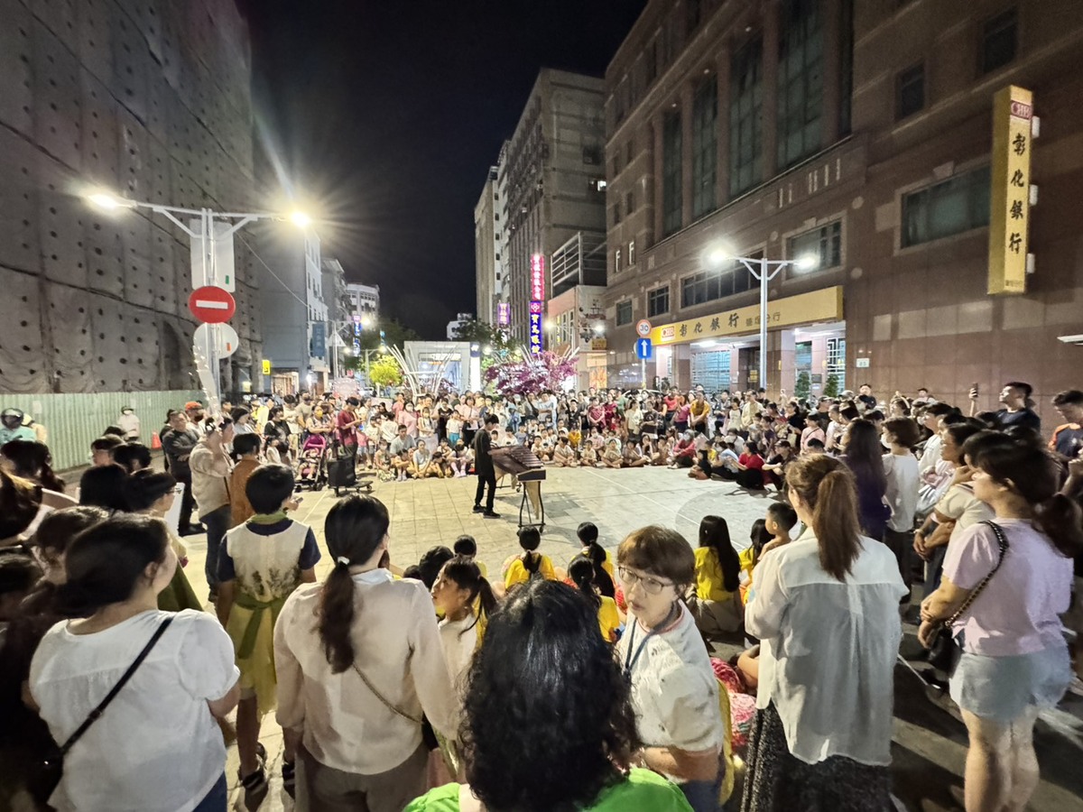 踩街表演。(另開新視窗/jpg檔)圖片