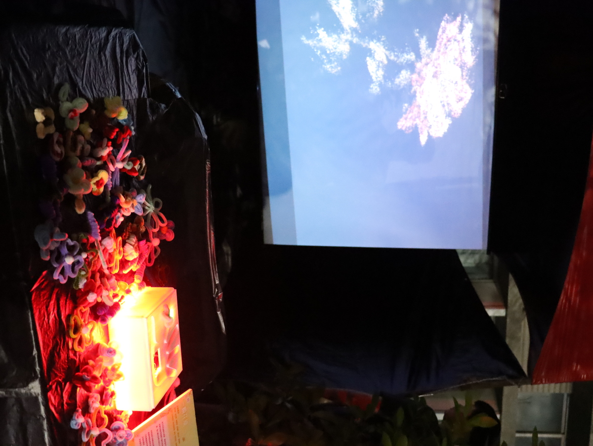 由中山大學學生創作的在地藝術裝置「A2 一眼花綻」，以花為核心意象，探討當代常見的焦慮情緒。(另開新視窗/jpg檔)圖片