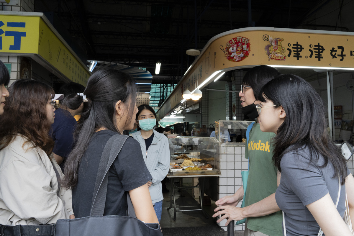 學員於臺南「鴨母寮公有零售市場」實際進行觀察與記錄，行前說明。(另開新視窗/jpg檔)圖片
