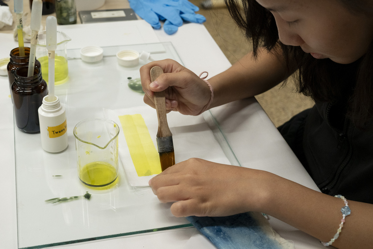 學員親自調配藍曬感光劑藥水並於紙上進行塗布。(另開新視窗/jpg檔)圖片
