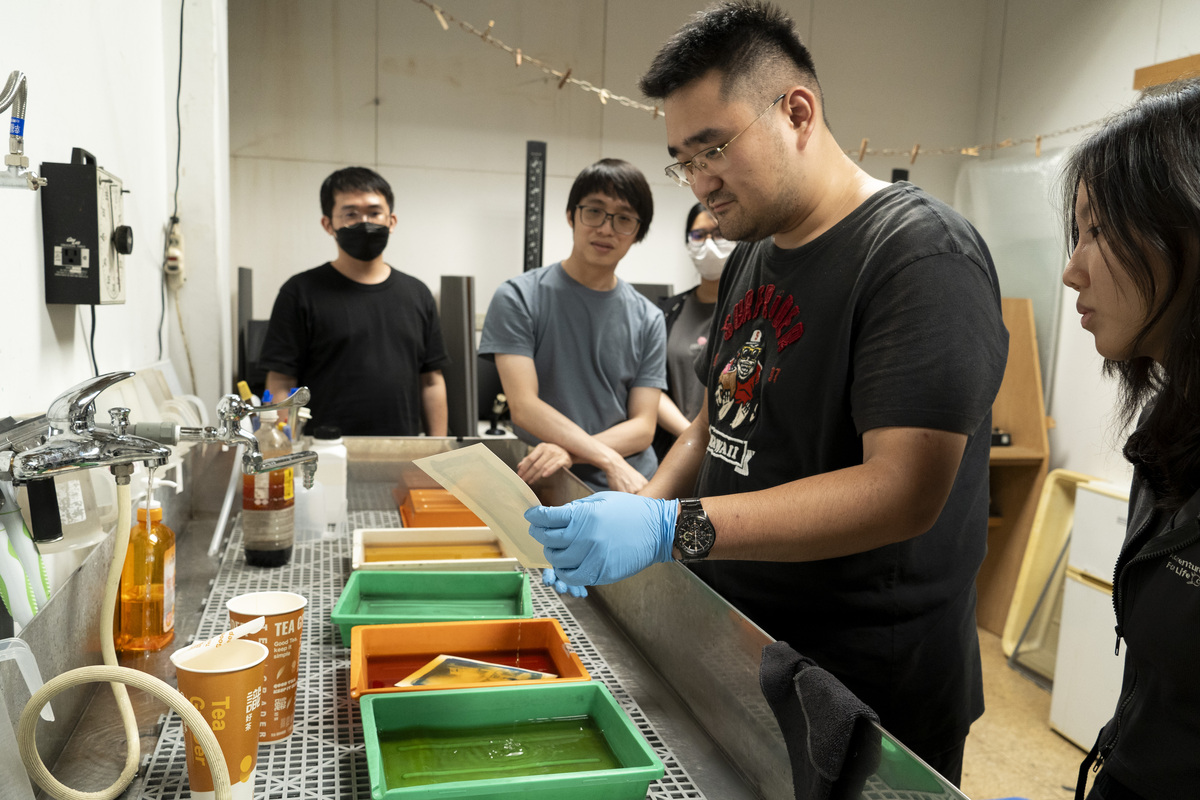 嘗試以弱鹼搭配富含單寧的紅茶、綠茶等材料，為藍曬影像調出不同色調。(另開新視窗/jpg檔)圖片