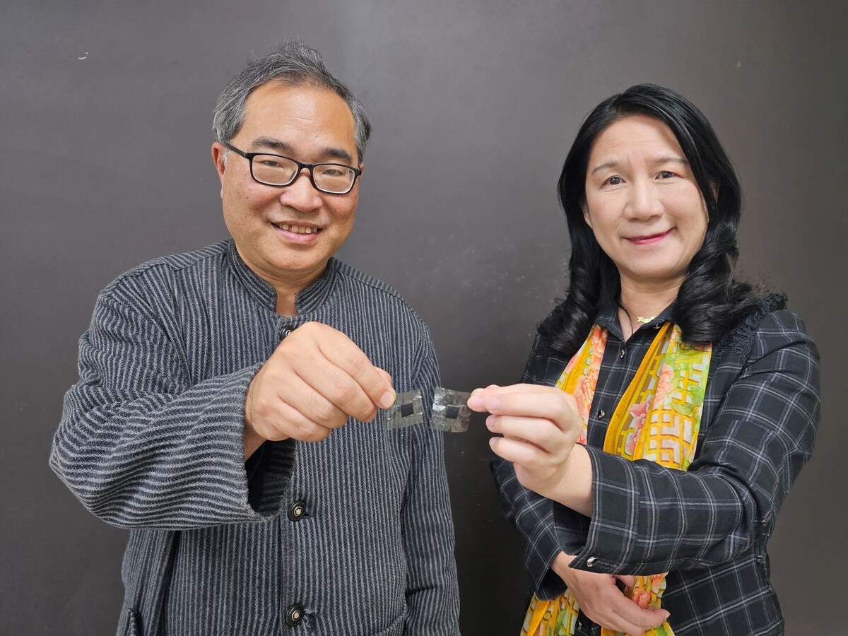 國立中山大學光電工程學系教授黃文堯（左）、張美濙（右）團隊研發新型質子交換膜，打造「只讓質子通行的高速公路」，使質子跑得更快，其導電率較業界標準杜邦Nafion 211提升逾一倍，為氫能產業與淨零轉型鋪路。(另開新視窗/jpg檔)圖片