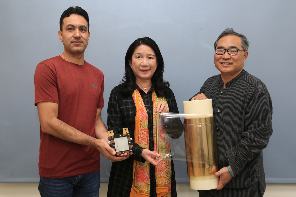 國立中山大學光電工程學系教授黃文堯（右）、張美濙（中）團隊研發新型質子交換膜，研究成果獲登「國際氫能期刊」（International Journal of Hydrogen Energy）。共同作者光電系博士生Abid Hussain（左）手持應用質子膜的燃料電池單電池。(另開新視窗/jpg檔)圖片