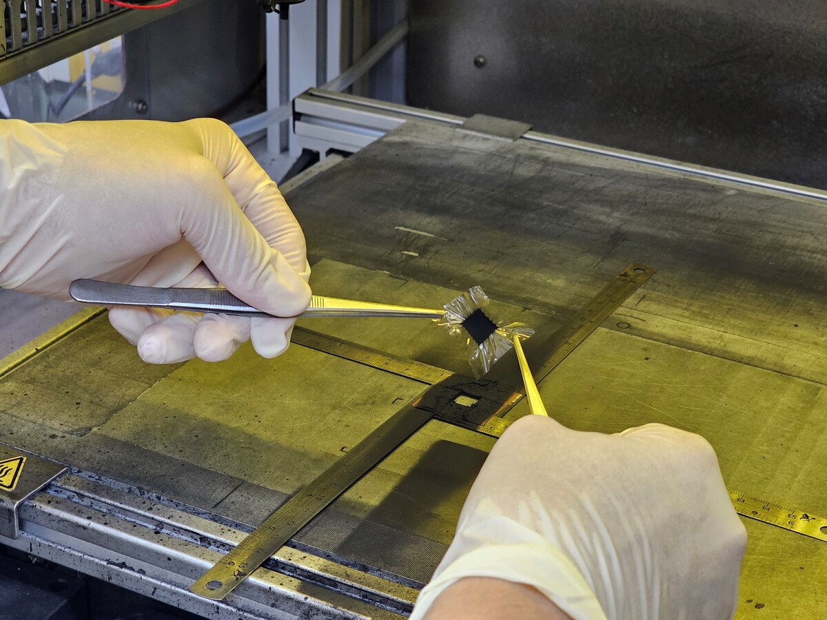 將質子交換膜噴塗上觸媒。(另開新視窗/jpg檔)圖片