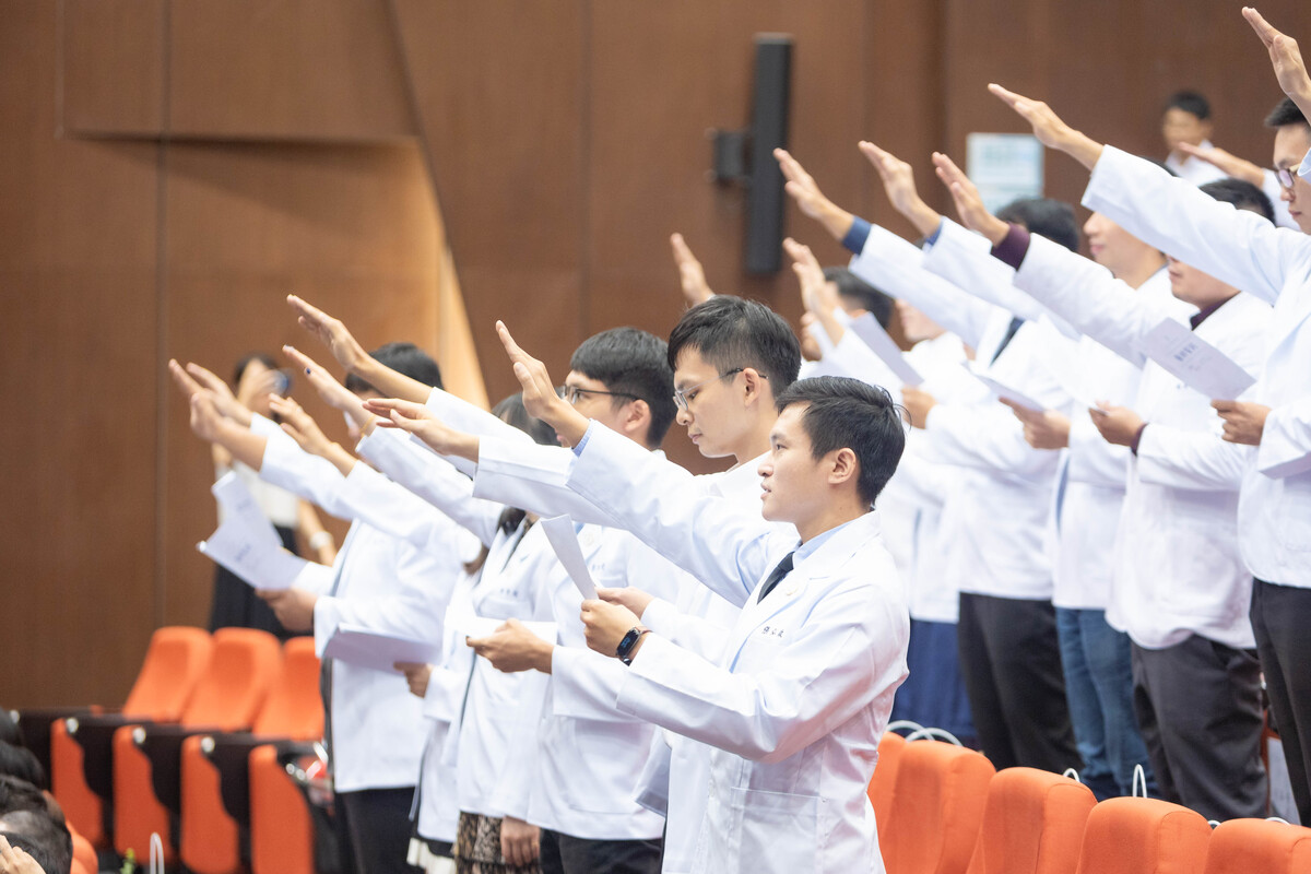 國立中山大學學士後醫學系首屆授袍典禮，醫學生宣讀誓言。(另開新視窗/jpg檔)圖片