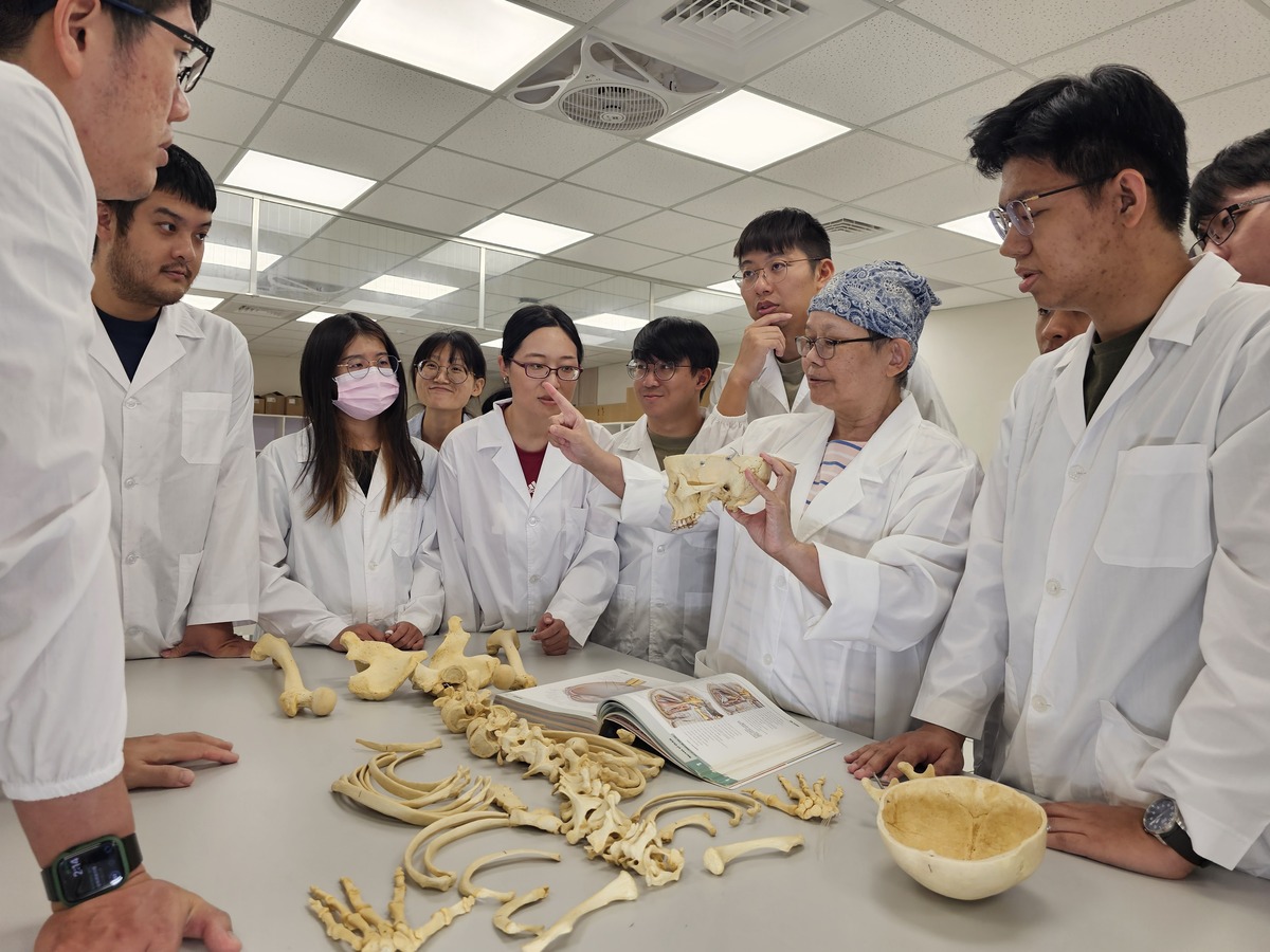 國立中山大學後醫系相關課程。中山大學後醫學系以「跨領域素養」為選才與培育核心，學生多具其他領域學術背景與人生歷練，對社會問題具高度敏感度與責任感。(另開新視窗/jpg檔)圖片