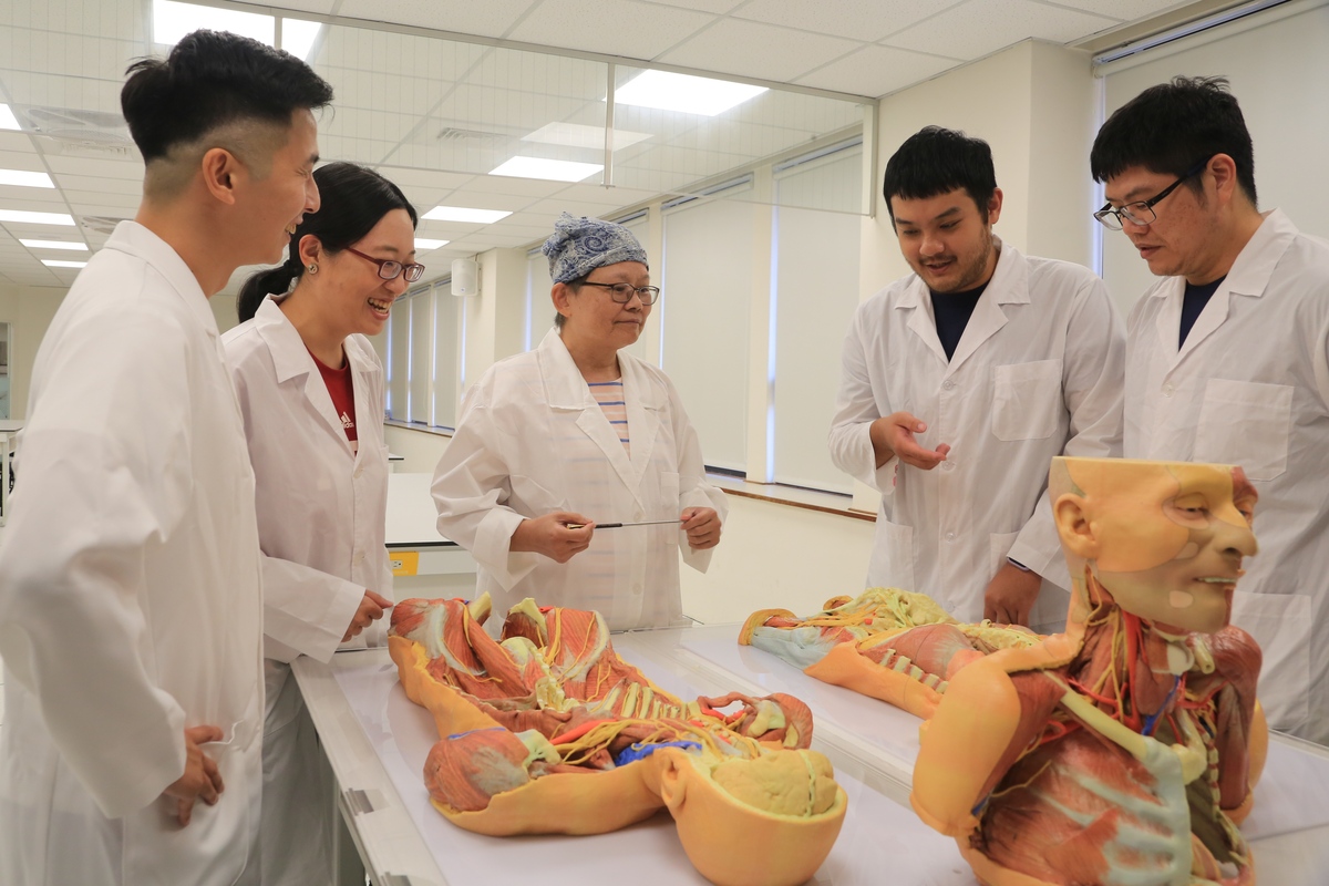 國立中山大學後醫系相關課程。中山大學後醫學系以「跨領域素養」為選才與培育核心，學生多具其他領域學術背景與人生歷練，對社會問題具高度敏感度與責任感。(另開新視窗/jpg檔)圖片