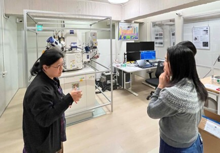 半導體聯合實驗室鄭聿遠研究員正為外賓介紹Zeiss Crossbeam 550聚焦離子束(另開新視窗/jpg檔)圖片