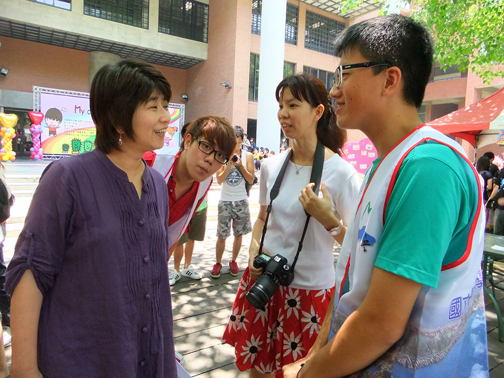 學務長與現場志工互動(另開新視窗/jpg檔)圖片