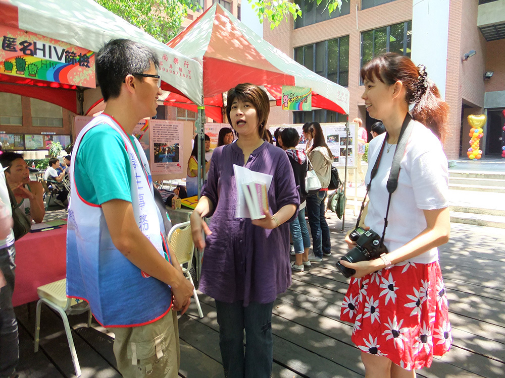 學務長與現場志工交流(另開新視窗/jpg檔)圖片