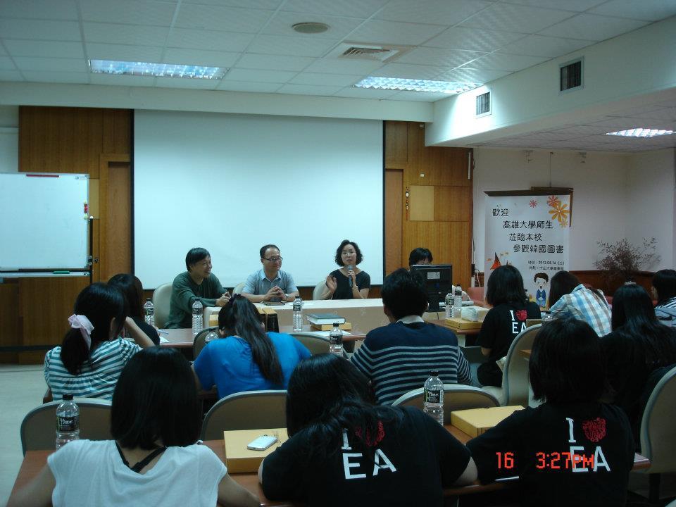 韓國研究中心推廣韓文圖書 高雄大學蒞校參訪(另開新視窗/jpg檔)圖片