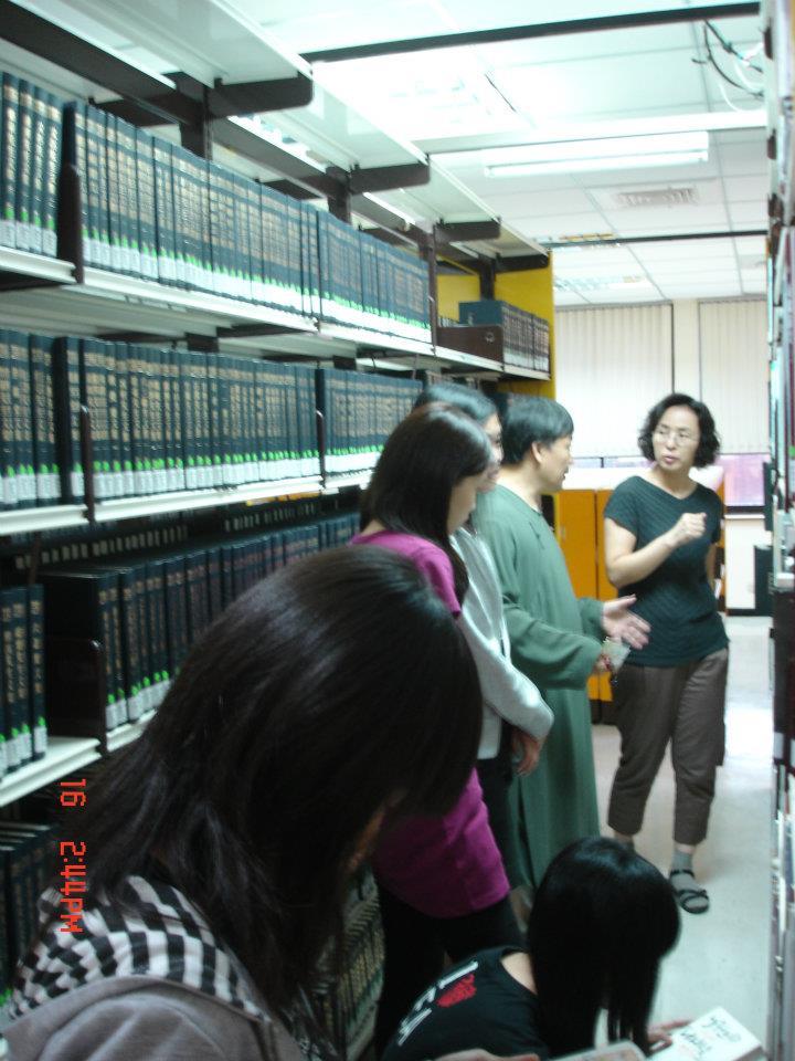 韓國研究中心推廣韓文圖書 高雄大學蒞校參訪(另開新視窗/jpg檔)圖片