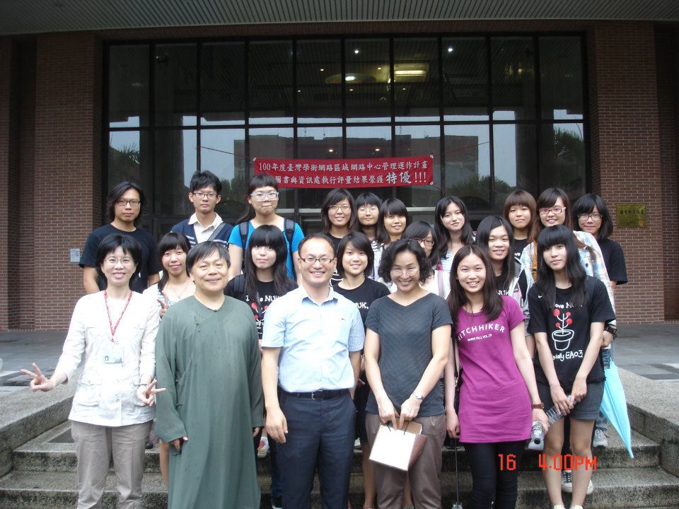 韓國研究中心推廣韓文圖書 高雄大學蒞校參訪(另開新視窗/jpg檔)圖片