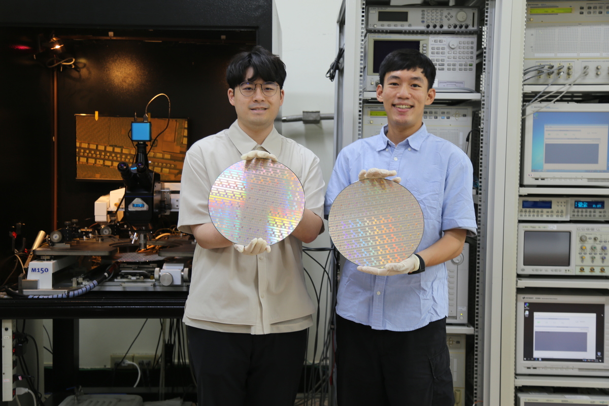 中山大學材料與光電科學學系博士生周聖堯（左）、凃泓邑（右）獲頒台灣半導體產業協會（TSIA）半導體獎學金。(另開新視窗/jpg檔)圖片