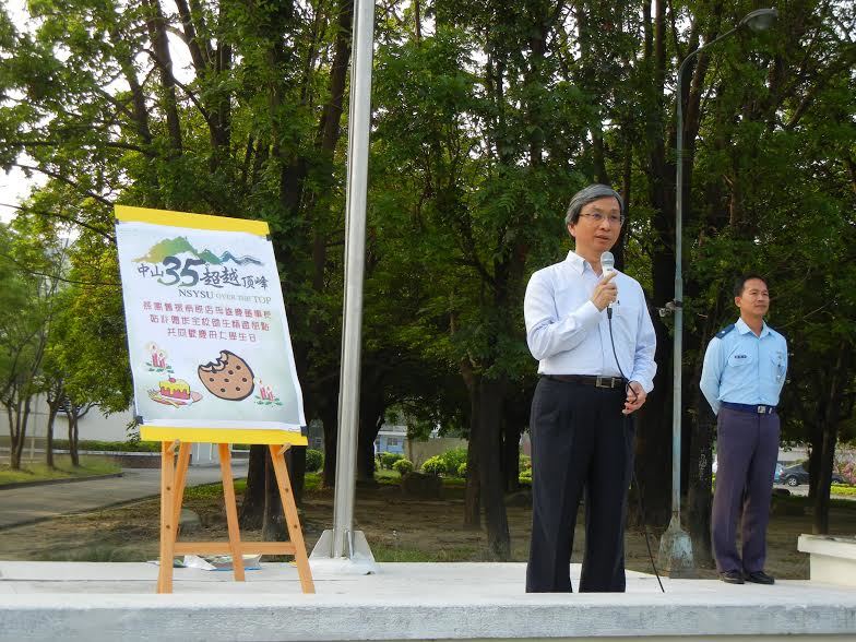 中山附中校長郭啟東於朝會宣布與母大學同歡校慶 舊振南董座贈餅(另開新視窗/jpg檔)圖片