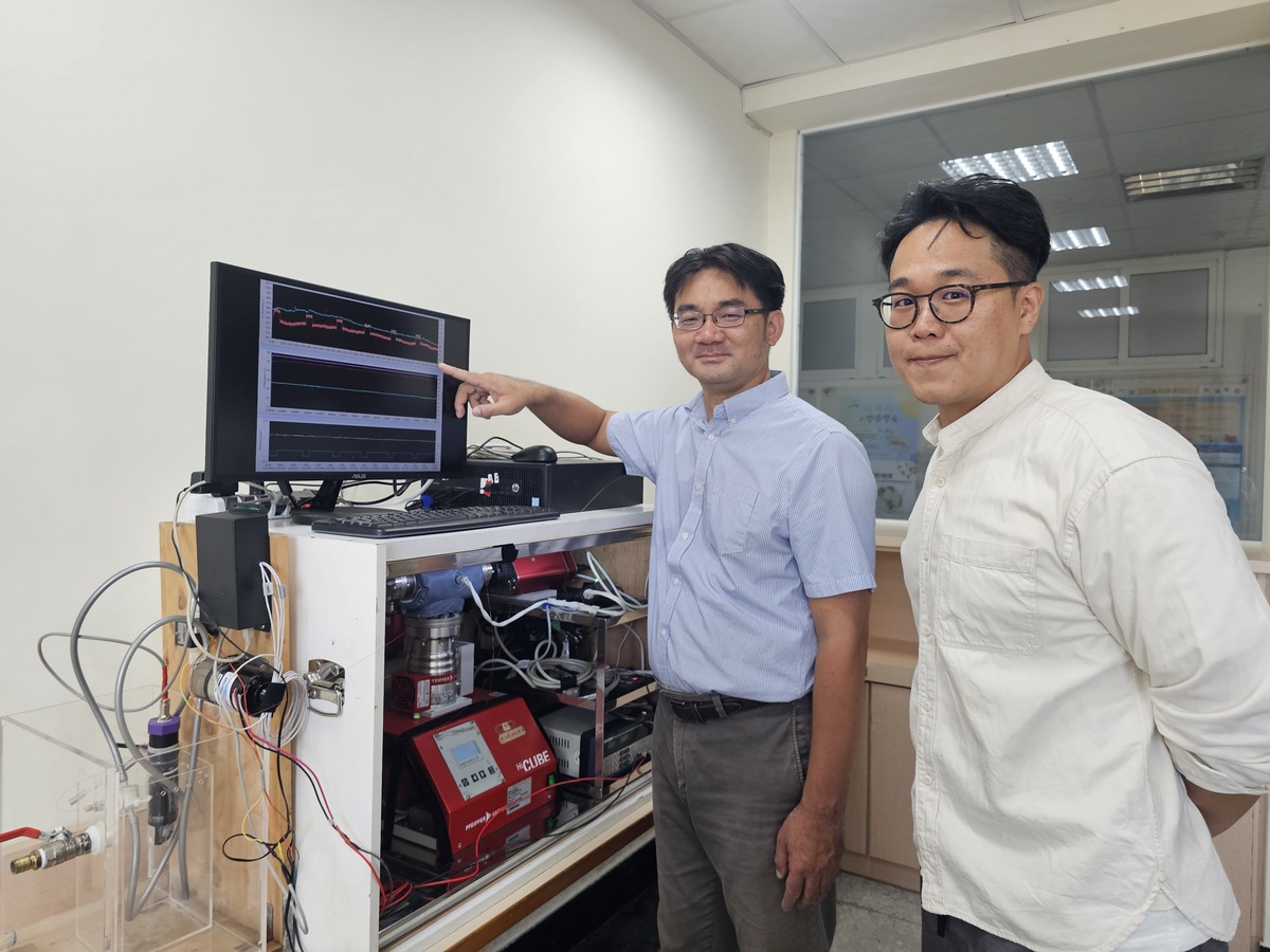 國立中山大學海洋科學系教授黃蔚人(左)與博士後研究員高愷嶸(右)透過平衡器進樣式質譜儀,捕捉海洋在颱風期間的呼吸節奏,揭示海洋如何在劇烈擾動中調節自身的碳循環。(另開新視窗/jpg檔)圖片