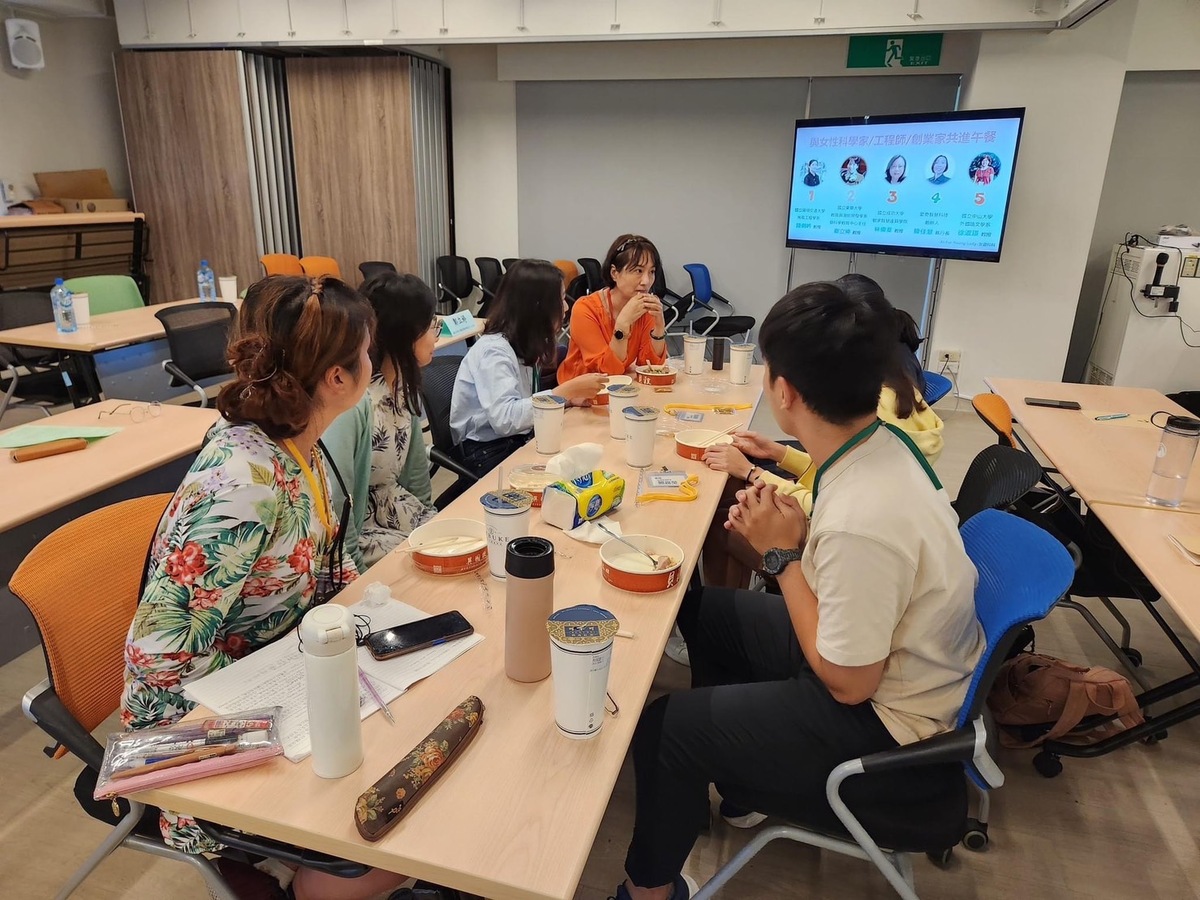 學員與女性科學教育家/科學家/工程師/創業家小組交流(另開新視窗/jpg檔)圖片