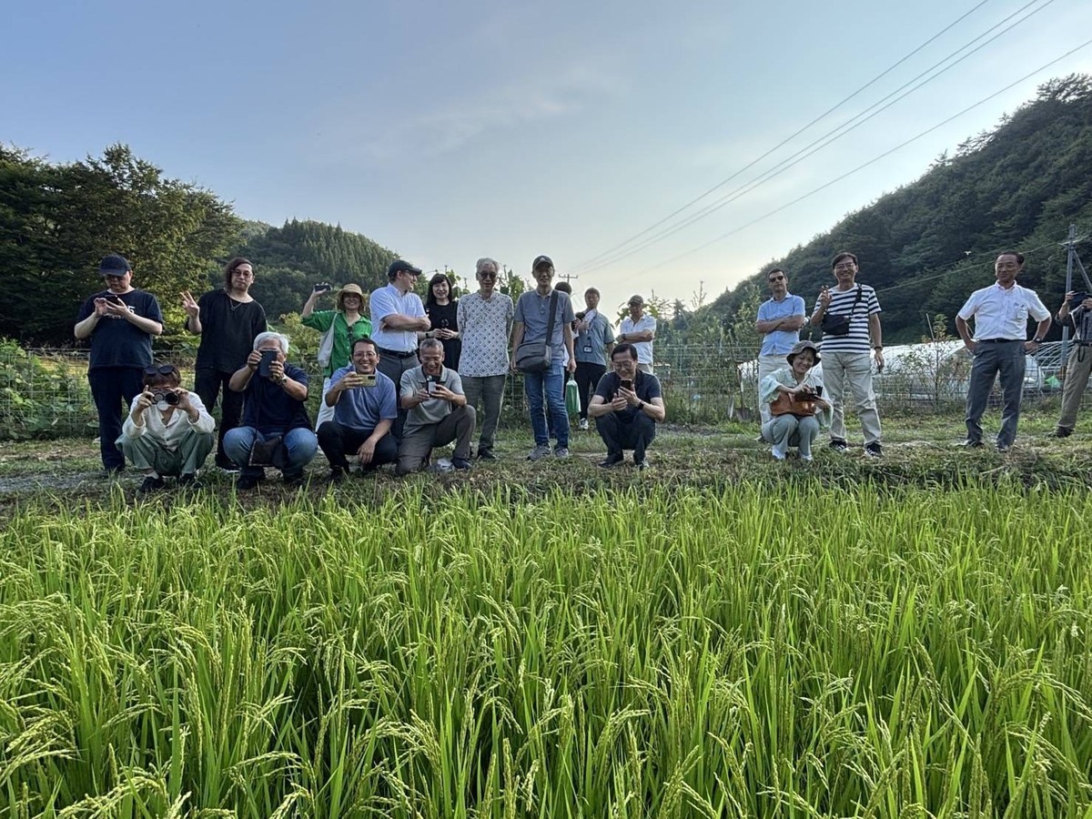 於福島飯館村復耕稻田前合影(另開新視窗/jpg檔)圖片