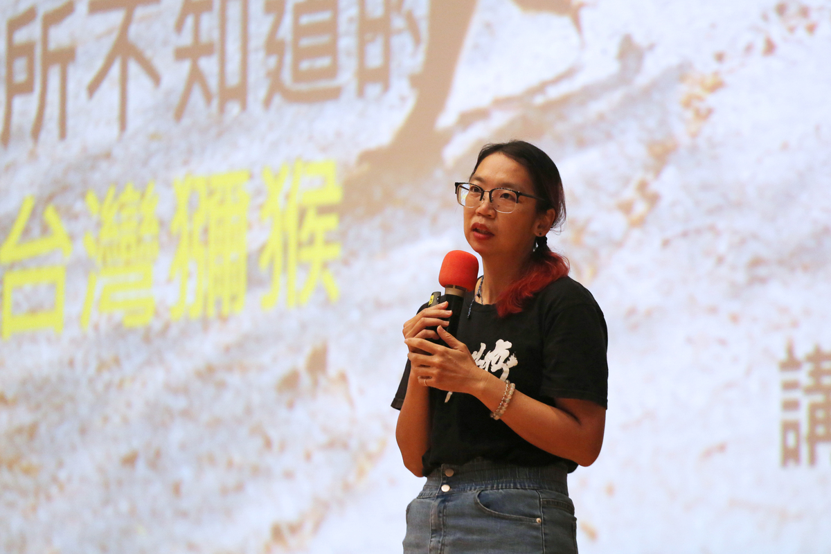 台灣獼猴共存推廣協會秘書長林美吟帶領新生認識校園獼猴生態及正確應對方式(另開新視窗/jpg檔)圖片