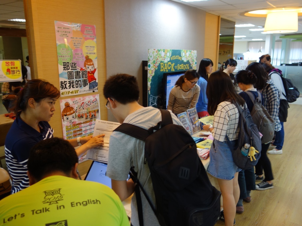 書中自有黃金屋 「西灣閱讀週」全國大學首創 3D彩繪壁畫(另開新視窗/jpg檔)圖片