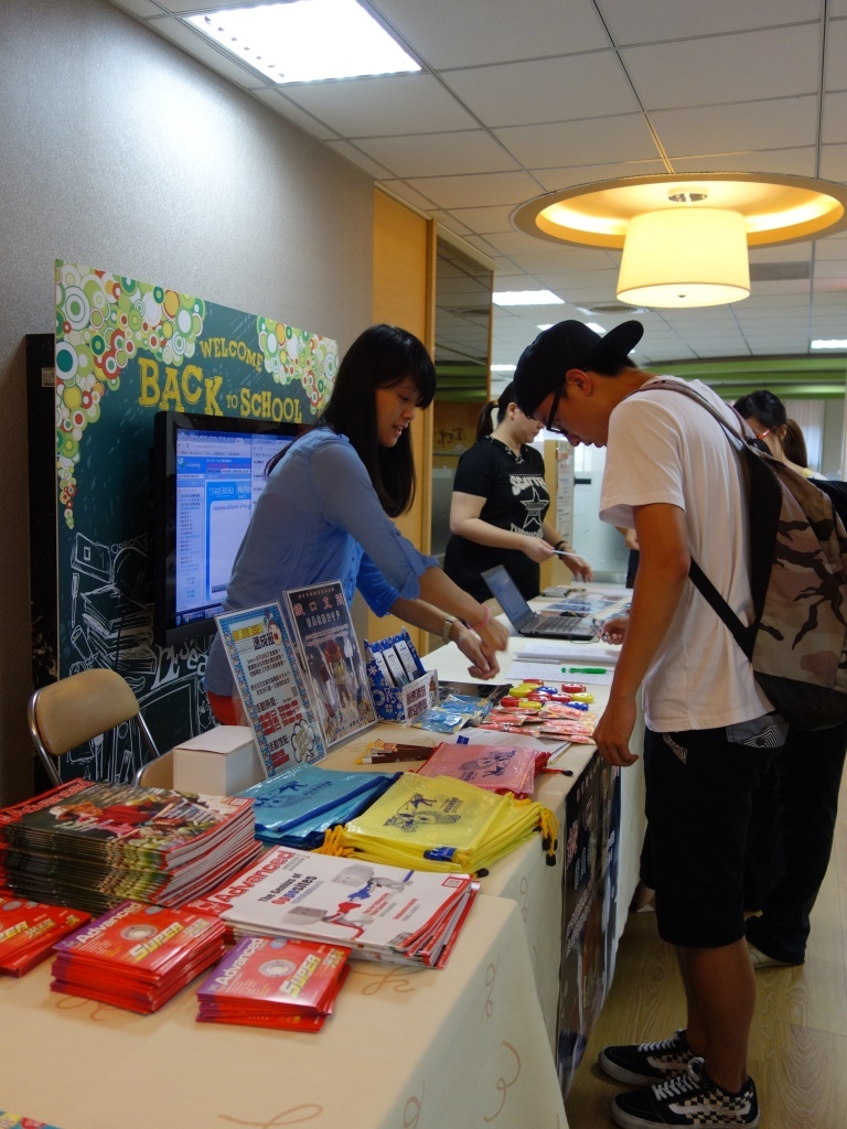 書中自有黃金屋 「西灣閱讀週」全國大學首創 3D彩繪壁畫(另開新視窗/jpg檔)圖片