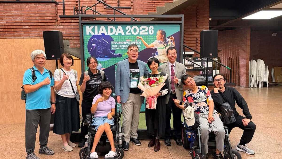 駐韓國代表部教育組鄭正凱組長，親臨觀演獻花，並與崔永默組織委員長、中山大學劇場藝術系系主任兼空表演實驗場藝術總監何怡璉及《四隻手的風，是你不是你，親愛的你在哪》表演者合影(另開新視窗/jpg檔)圖片