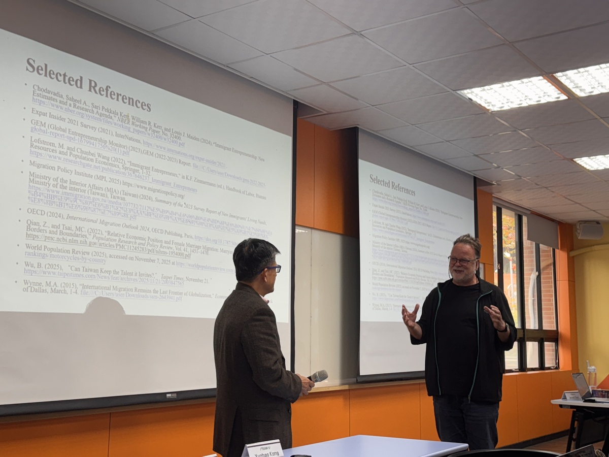 中山大學國際經營管理碩士學程教授David Andersson（右）「創新與創業管理」課程邀請逢甲大學經濟學系教授顏厚棟（左）專題分享(另開新視窗/jpg檔)圖片