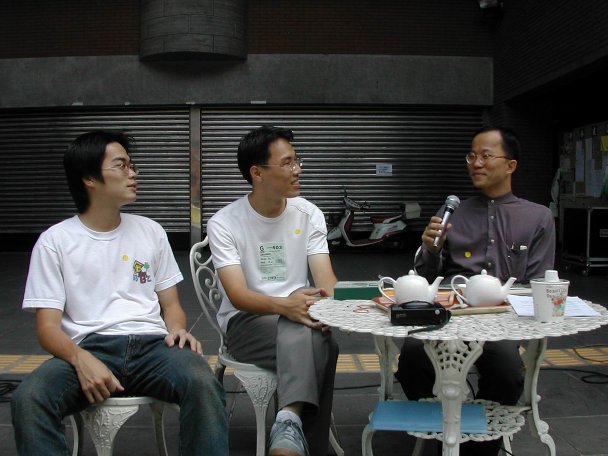 音樂系教授李子聲(右一)介紹「客家八音」的由來與獨特之美(另開新視窗/jpg檔)圖片
